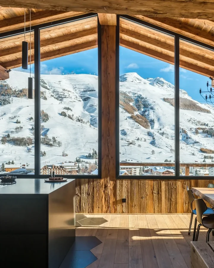 Intérieur chaleureux préparé pour un séjour